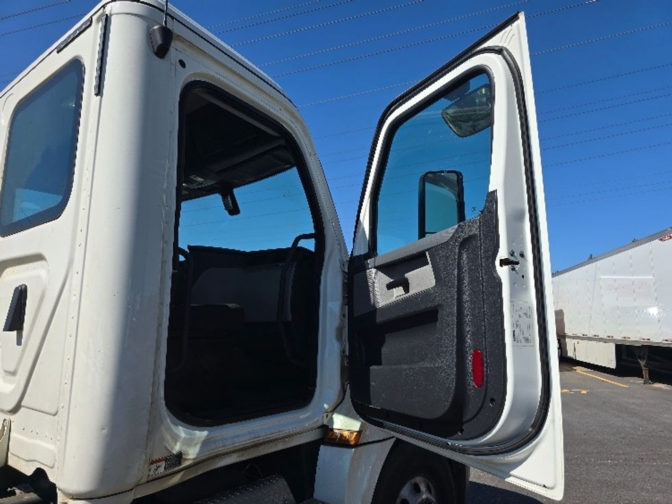 Day Cab Tractor-Heavy Duty Tractors-Freightliner-2019-T12664ST-Gainesville-GA-376,265\n\t\tmiles-$ 61,500 - Image 12