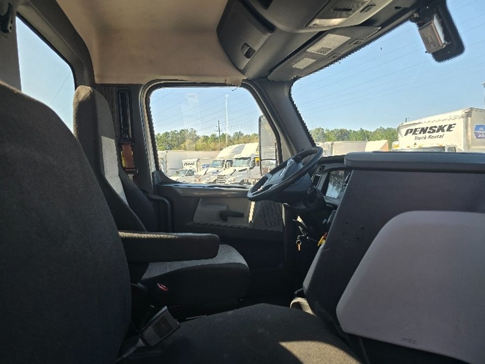 Day Cab Tractor-Heavy Duty Tractors-Freightliner-2019-T12664ST-Gainesville-GA-376,265\n\t\tmiles-$ 61,500 - Image 14