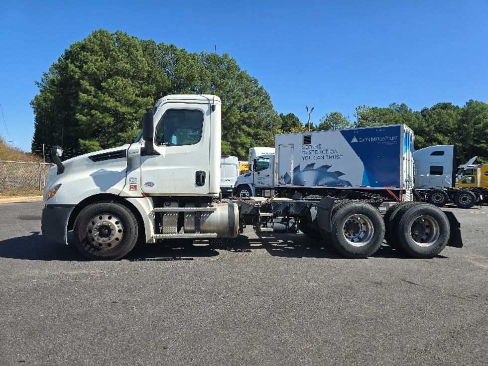 Day Cab Tractor-Heavy Duty Tractors-Freightliner-2019-T12664ST-Gainesville-GA-376,265\n\t\tmiles-$ 61,500 - Image 4
