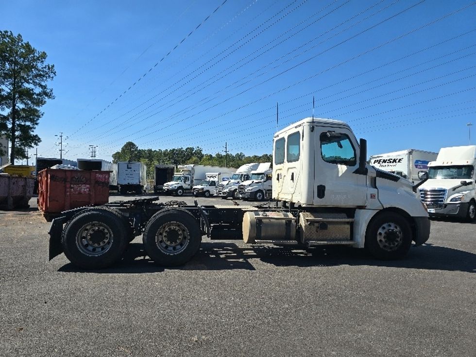 Day Cab Tractor-Heavy Duty Tractors-Freightliner-2019-T12664ST-Gainesville-GA-376,265\n\t\tmiles-$ 61,500 - Image 8