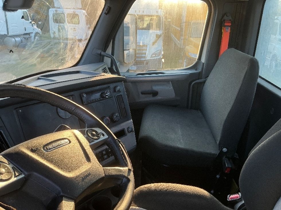 Day Cab Tractor-Heavy Duty Tractors-Freightliner-2019-T12664ST-Garden City-GA-253,456\n\t\tmiles-$ 53,750 - Image 10