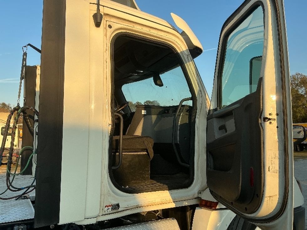 Day Cab Tractor-Heavy Duty Tractors-Freightliner-2019-T12664ST-Garden City-GA-253,456\n\t\tmiles-$ 53,750 - Image 12