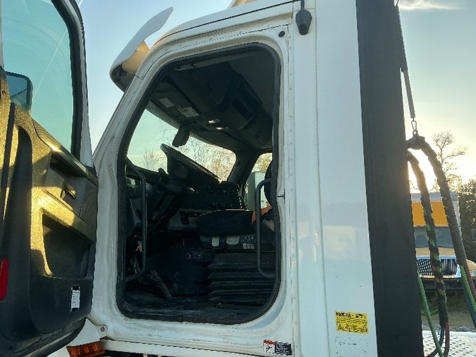 Day Cab Tractor-Heavy Duty Tractors-Freightliner-2019-T12664ST-Garden City-GA-253,456\n\t\tmiles-$ 53,750 - Image 9