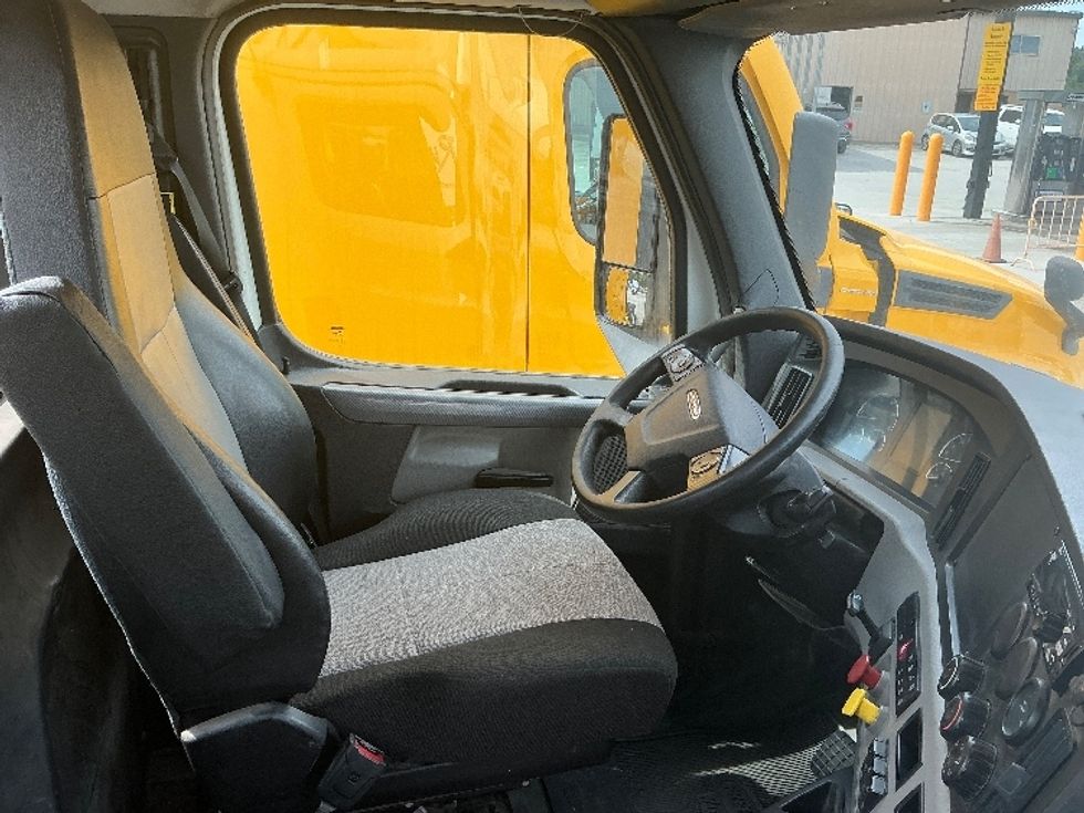 Day Cab Tractor-Heavy Duty Tractors-Freightliner-2019-T12664ST-Garden City-GA-255,542\n\t\tmiles-$ 57,750 - Image 14