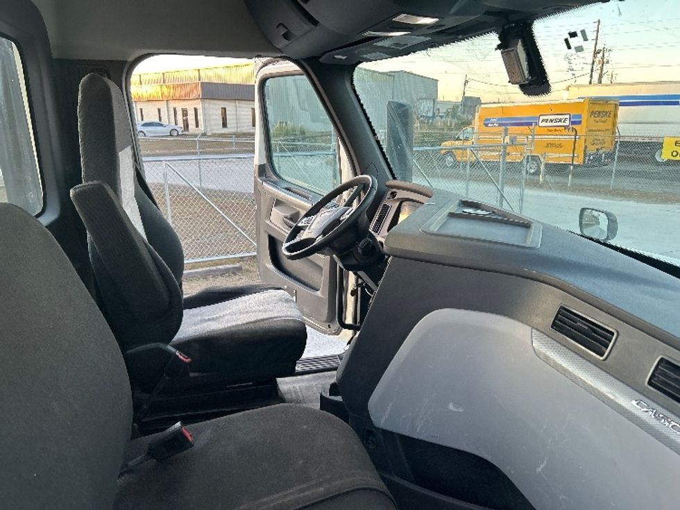 Day Cab Tractor-Heavy Duty Tractors-Freightliner-2019-T12664ST-Garden City-GA-374,953\n\t\tmiles-$ 46,500 - Image 14