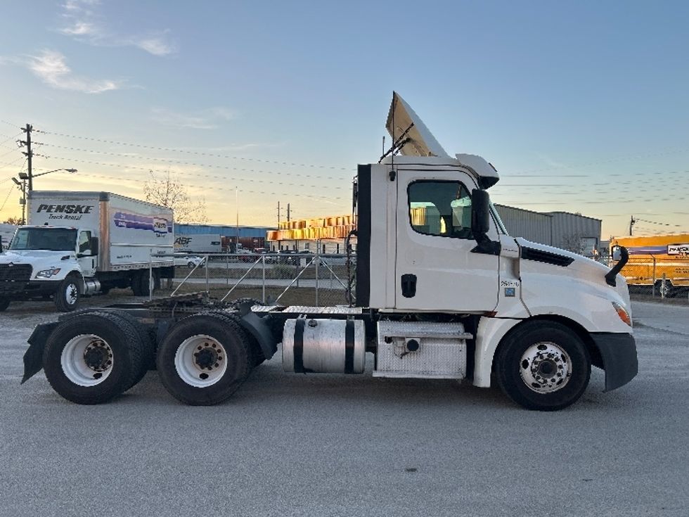 Day Cab Tractor-Heavy Duty Tractors-Freightliner-2019-T12664ST-Garden City-GA-374,953\n\t\tmiles-$ 46,500 - Image 8