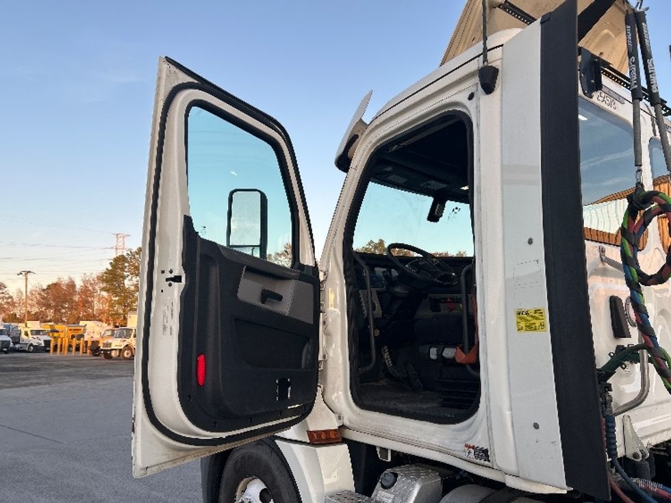 Day Cab Tractor-Heavy Duty Tractors-Freightliner-2019-T12664ST-Garden City-GA-374,953\n\t\tmiles-$ 46,500 - Image 9