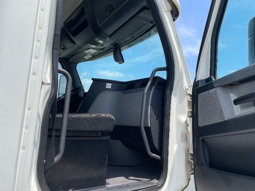 Day Cab Tractor-Heavy Duty Tractors-Freightliner-2019-T12664ST-Garden City-GA-458,292\n\t\tmiles-$ 44,750 - Image 12