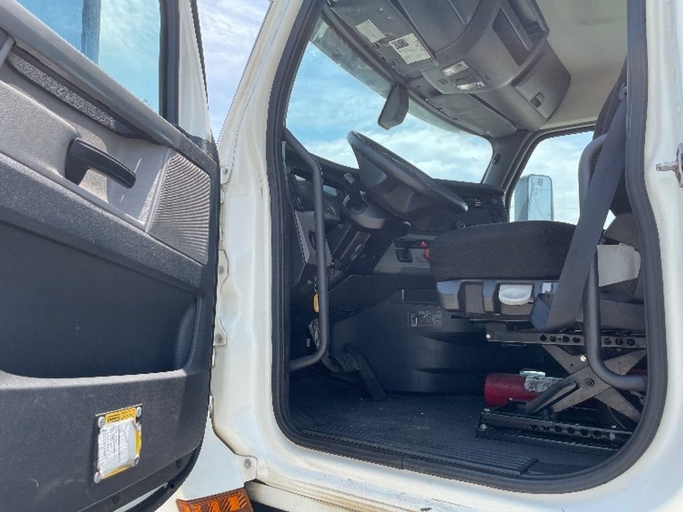 Day Cab Tractor-Heavy Duty Tractors-Freightliner-2019-T12664ST-Garden City-GA-458,292\n\t\tmiles-$ 44,750 - Image 9