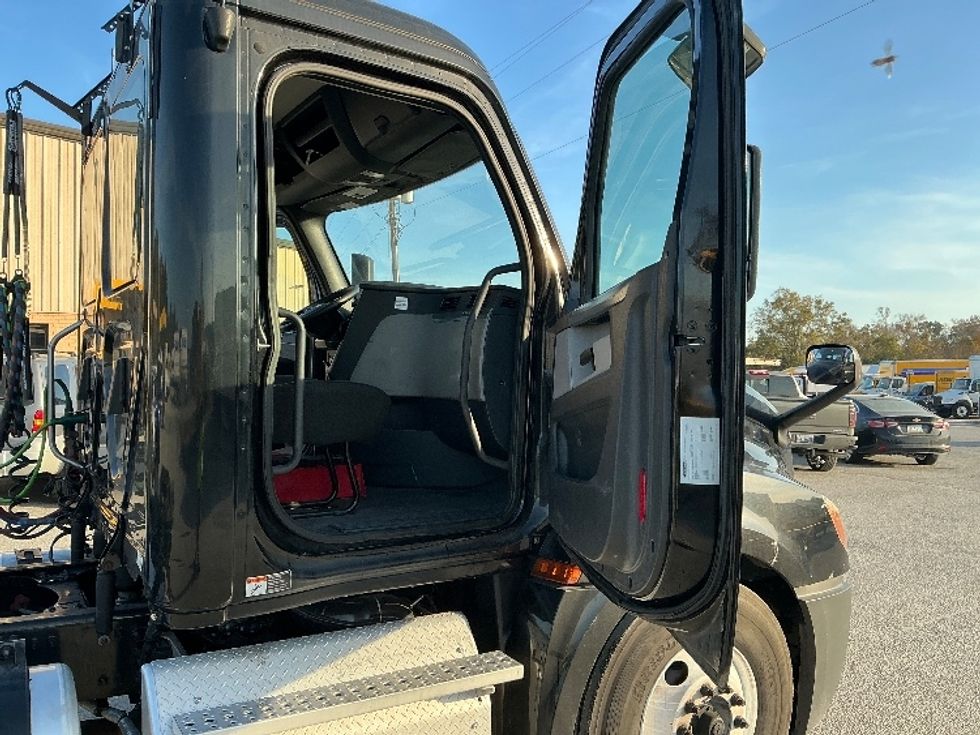 Day Cab Tractor-Heavy Duty Tractors-Freightliner-2019-T12664ST-Garden City-GA-475,001\n\t\tmiles-$ 39,500 - Image 12
