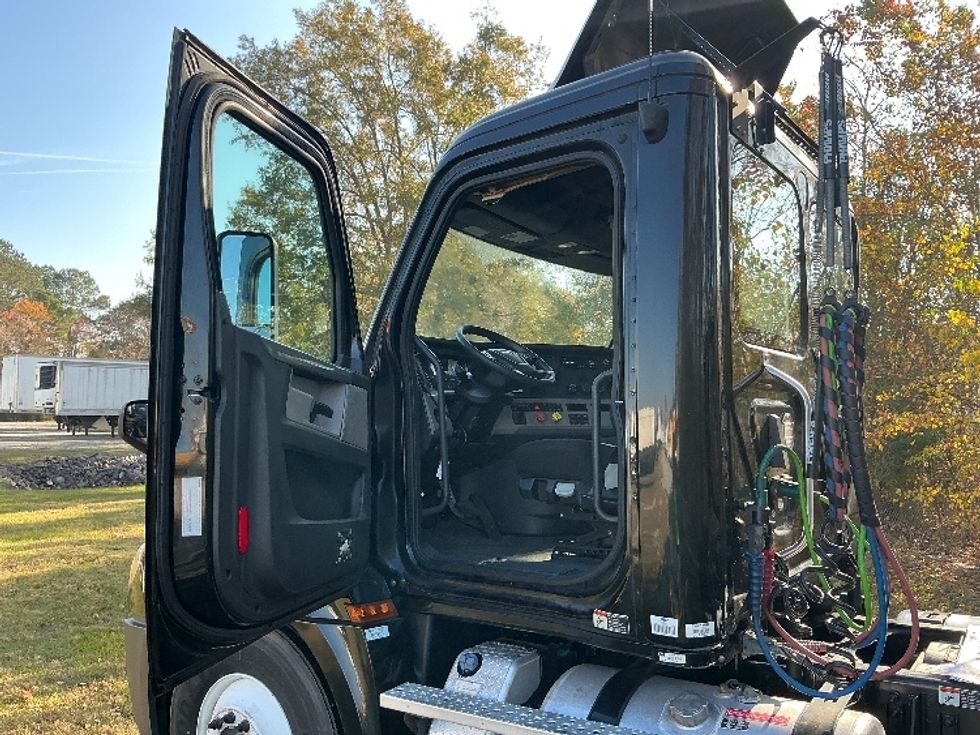 Day Cab Tractor-Heavy Duty Tractors-Freightliner-2019-T12664ST-Garden City-GA-475,001\n\t\tmiles-$ 39,500 - Image 9