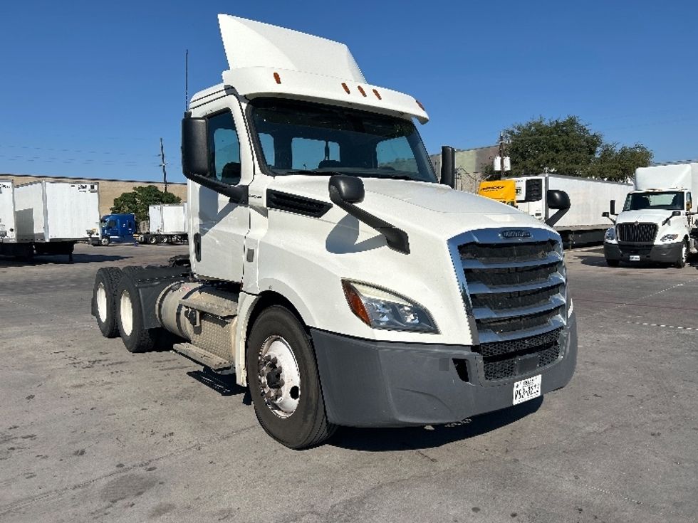 Day Cab Tractor-Heavy Duty Tractors-Freightliner-2019-T12664ST-Garland-TX-257,105\n\t\tmiles-$ 56,000 - Image 1