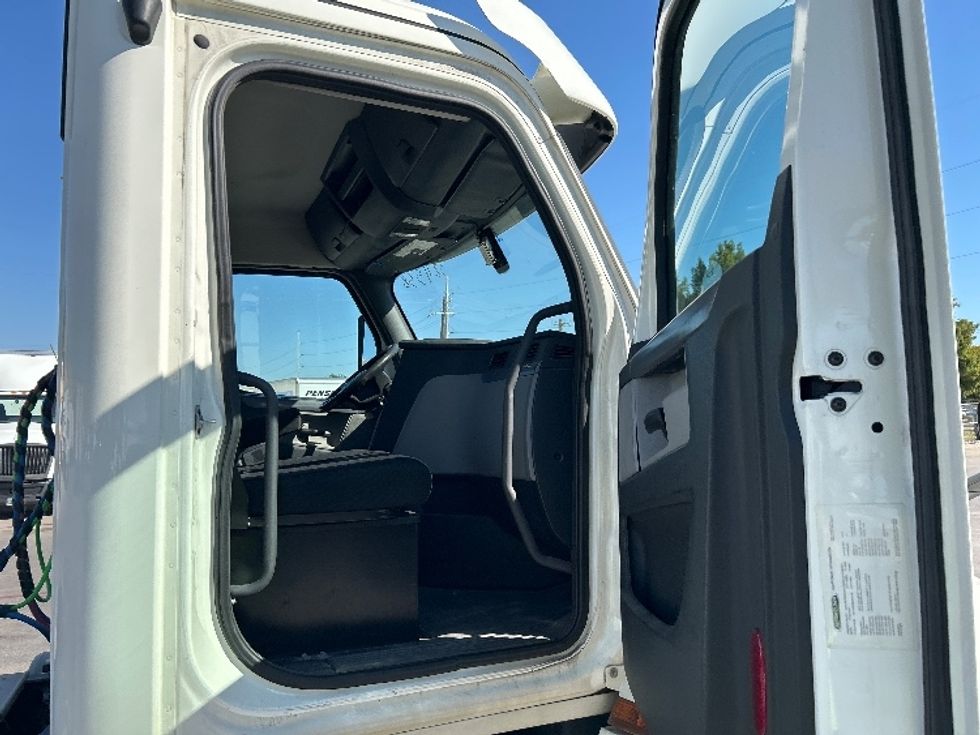 Day Cab Tractor-Heavy Duty Tractors-Freightliner-2019-T12664ST-Garland-TX-257,105\n\t\tmiles-$ 56,000 - Image 12