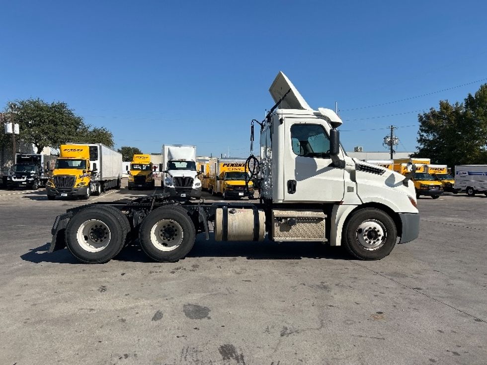 Day Cab Tractor-Heavy Duty Tractors-Freightliner-2019-T12664ST-Garland-TX-257,105\n\t\tmiles-$ 56,000 - Image 8