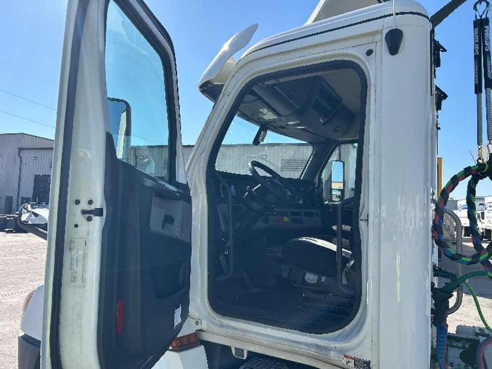 Day Cab Tractor-Heavy Duty Tractors-Freightliner-2019-T12664ST-Garland-TX-257,105\n\t\tmiles-$ 56,000 - Image 9