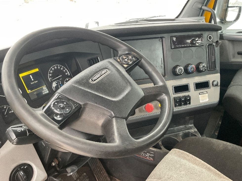 Day Cab Tractor-Heavy Duty Tractors-Freightliner-2019-T12664ST-Gaylord-MI-421,118\n\t\tmiles-$ 45,000 - Image 10