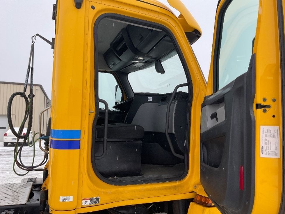 Day Cab Tractor-Heavy Duty Tractors-Freightliner-2019-T12664ST-Gaylord-MI-421,118\n\t\tmiles-$ 45,000 - Image 12