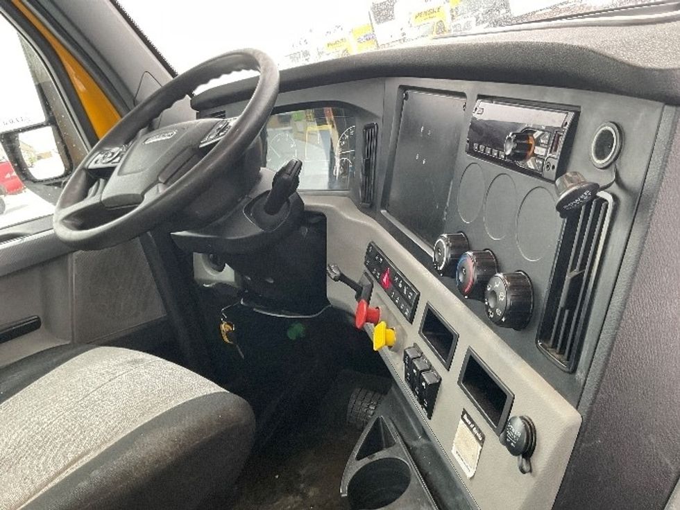 Day Cab Tractor-Heavy Duty Tractors-Freightliner-2019-T12664ST-Gaylord-MI-421,118\n\t\tmiles-$ 45,000 - Image 13