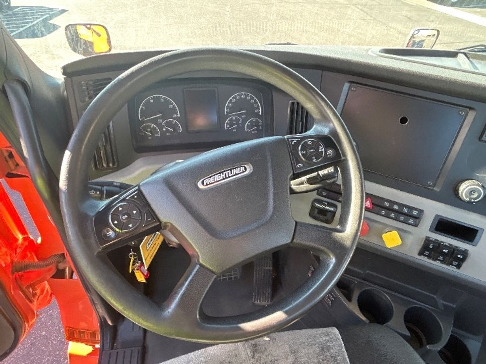 Day Cab Tractor-Heavy Duty Tractors-Freightliner-2019-T12664ST-Goodyear-AZ-504,620\n\t\tmiles-$ 36,000 - Image 11