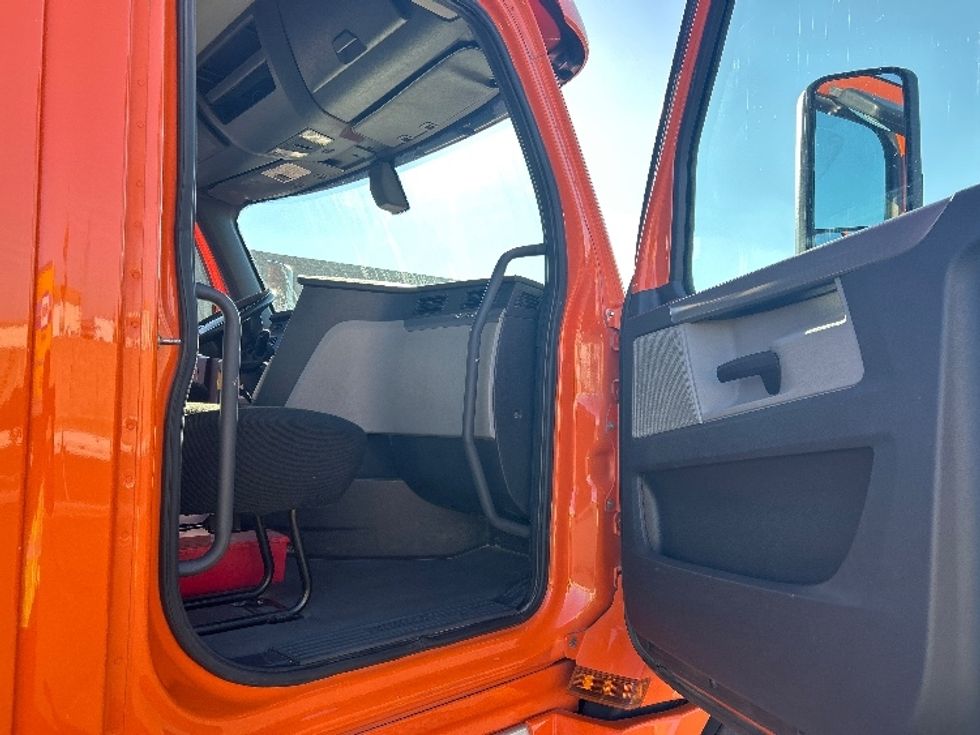 Day Cab Tractor-Heavy Duty Tractors-Freightliner-2019-T12664ST-Goodyear-AZ-504,620\n\t\tmiles-$ 36,000 - Image 12