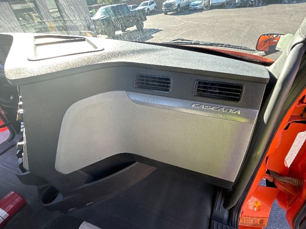 Day Cab Tractor-Heavy Duty Tractors-Freightliner-2019-T12664ST-Goodyear-AZ-504,620\n\t\tmiles-$ 36,000 - Image 13