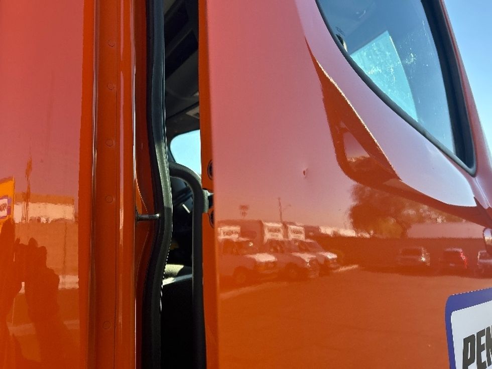 Day Cab Tractor-Heavy Duty Tractors-Freightliner-2019-T12664ST-Goodyear-AZ-504,620\n\t\tmiles-$ 36,000 - Image 21