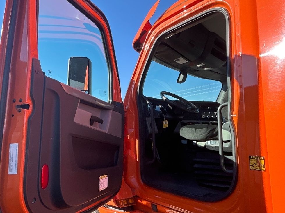 Day Cab Tractor-Heavy Duty Tractors-Freightliner-2019-T12664ST-Goodyear-AZ-504,620\n\t\tmiles-$ 36,000 - Image 9