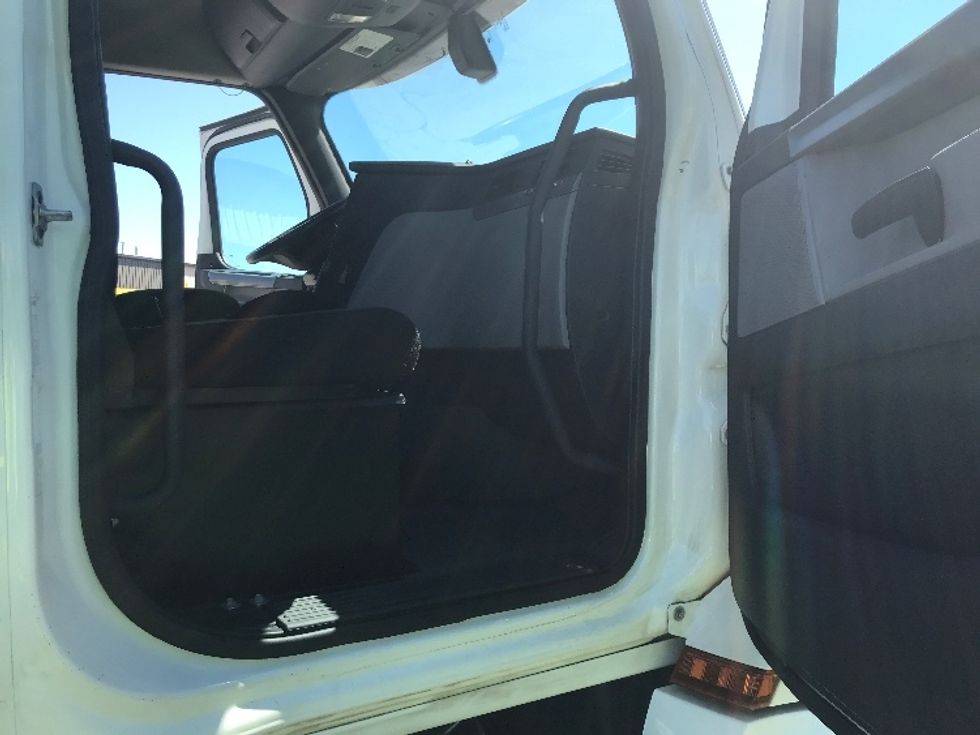 Day Cab Tractor-Heavy Duty Tractors-Freightliner-2019-T12664ST-Goshen-IN-219,143\n\t\tmiles-$ 66,500 - Image 12