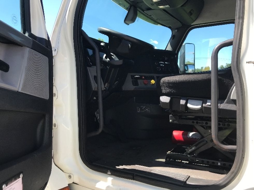 Day Cab Tractor-Heavy Duty Tractors-Freightliner-2019-T12664ST-Goshen-IN-219,143\n\t\tmiles-$ 66,500 - Image 9