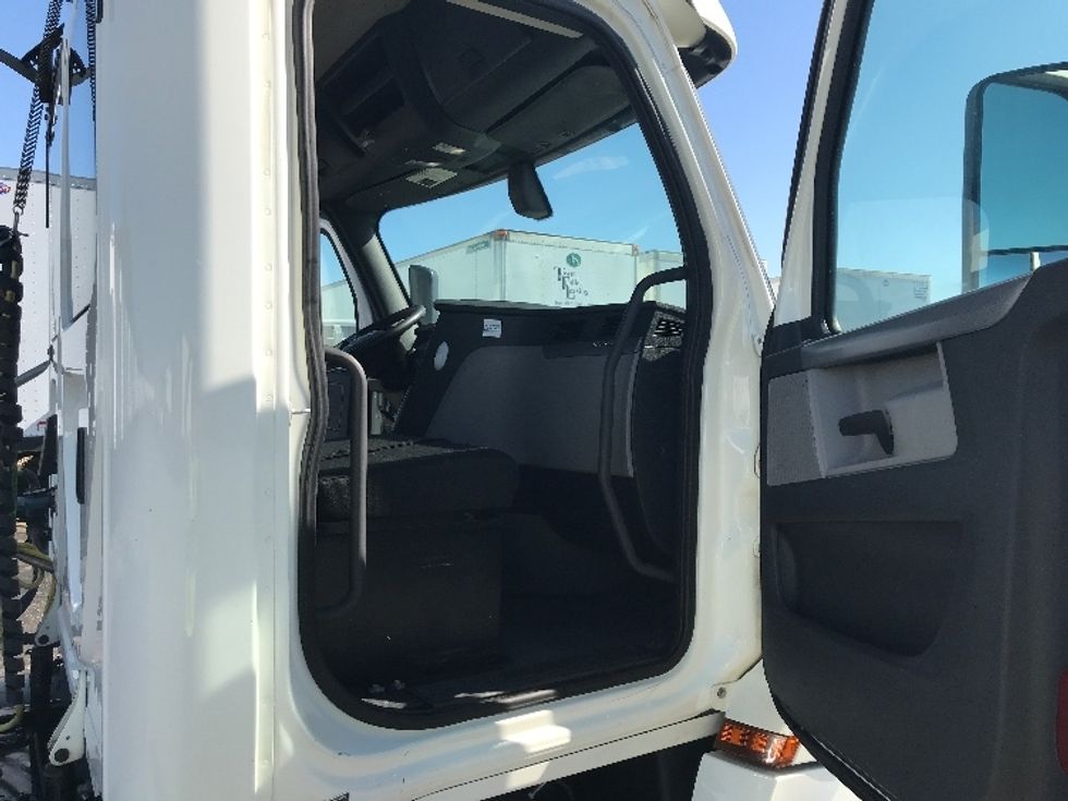 Day Cab Tractor-Heavy Duty Tractors-Freightliner-2019-T12664ST-Goshen-IN-318,659\n\t\tmiles-$ 59,750 - Image 12