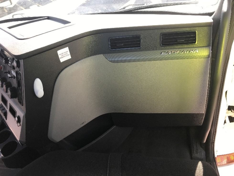 Day Cab Tractor-Heavy Duty Tractors-Freightliner-2019-T12664ST-Goshen-IN-318,659\n\t\tmiles-$ 59,750 - Image 13