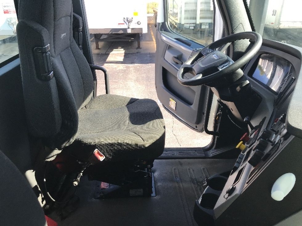 Day Cab Tractor-Heavy Duty Tractors-Freightliner-2019-T12664ST-Goshen-IN-318,659\n\t\tmiles-$ 59,750 - Image 14