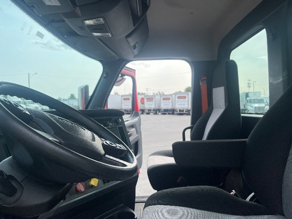 Day Cab Tractor-Heavy Duty Tractors-Freightliner-2019-T12664ST-Goshen-IN-377,722\n\t\tmiles-$ 47,500 - Image 10