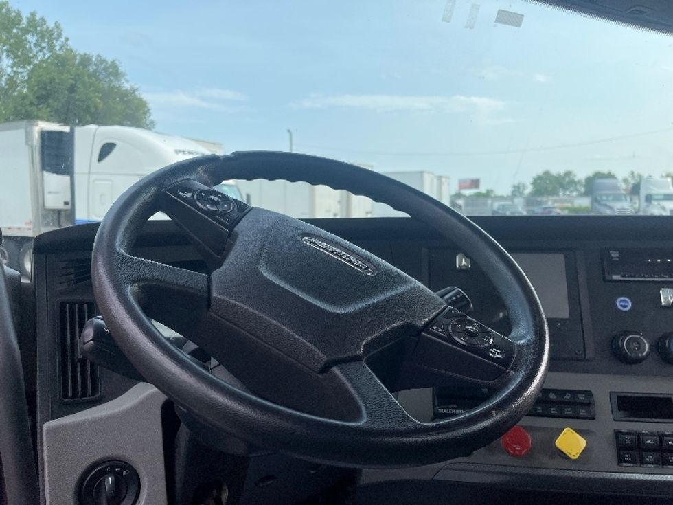 Day Cab Tractor-Heavy Duty Tractors-Freightliner-2019-T12664ST-Goshen-IN-377,722\n\t\tmiles-$ 47,500 - Image 11