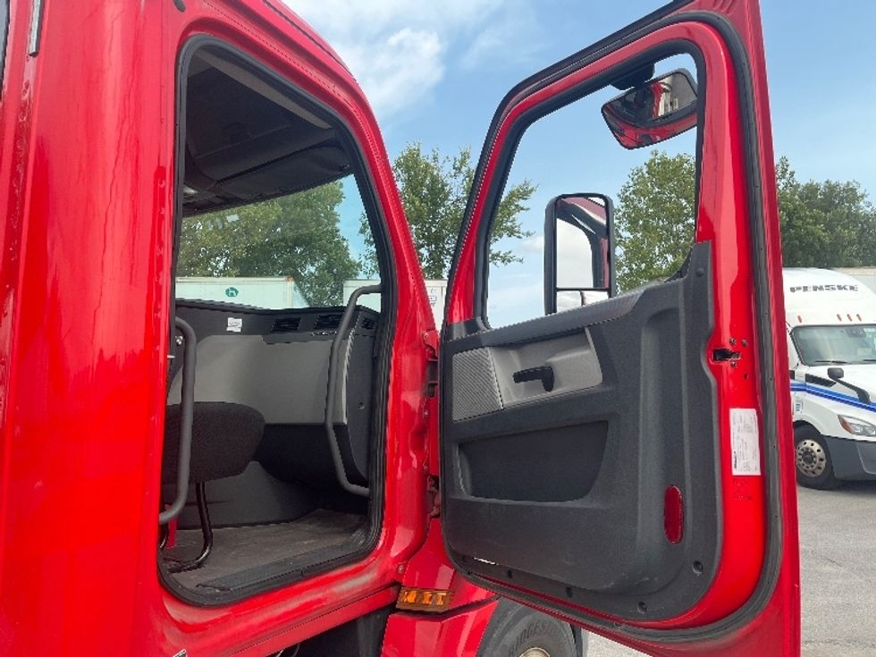 Day Cab Tractor-Heavy Duty Tractors-Freightliner-2019-T12664ST-Goshen-IN-377,722\n\t\tmiles-$ 47,500 - Image 12