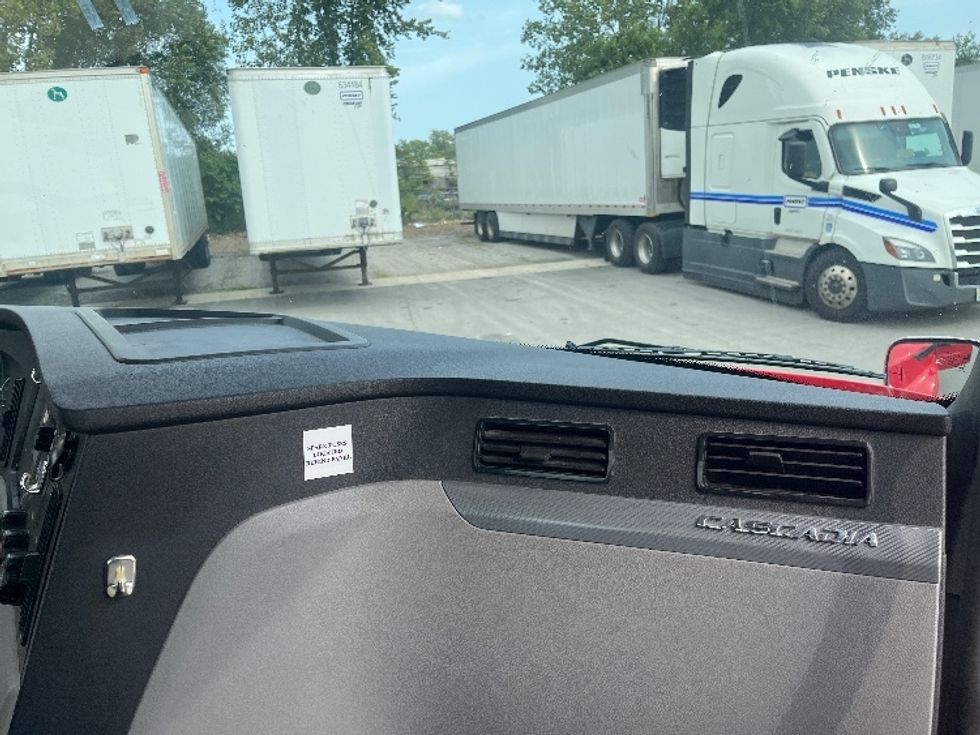 Day Cab Tractor-Heavy Duty Tractors-Freightliner-2019-T12664ST-Goshen-IN-377,722\n\t\tmiles-$ 47,500 - Image 13