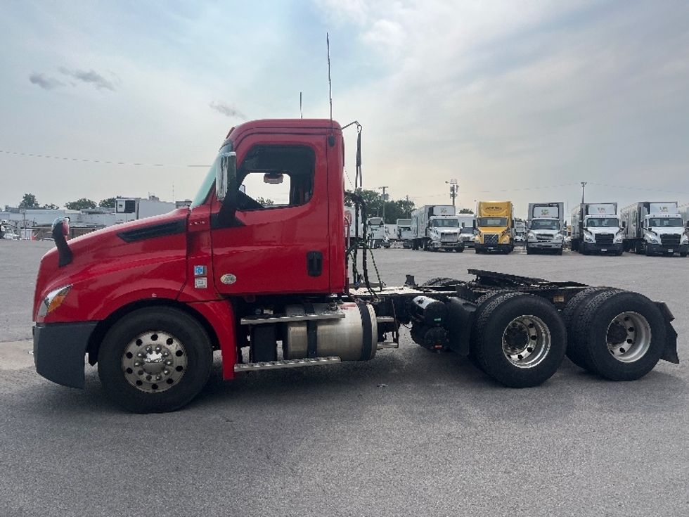 Day Cab Tractor-Heavy Duty Tractors-Freightliner-2019-T12664ST-Goshen-IN-377,722\n\t\tmiles-$ 47,500 - Image 4