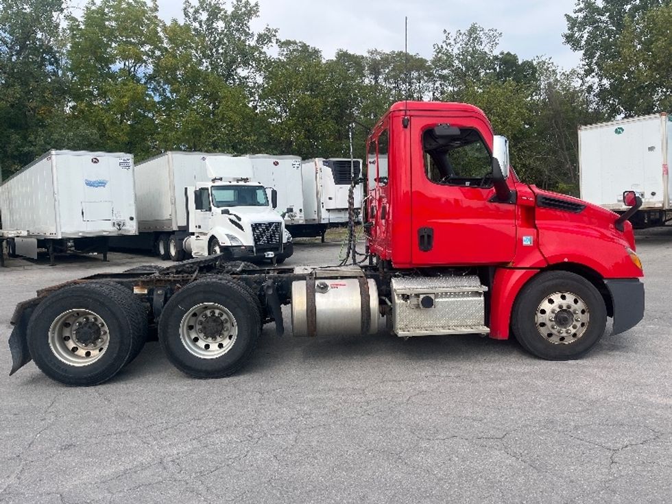 Day Cab Tractor-Heavy Duty Tractors-Freightliner-2019-T12664ST-Goshen-IN-377,722\n\t\tmiles-$ 47,500 - Image 8