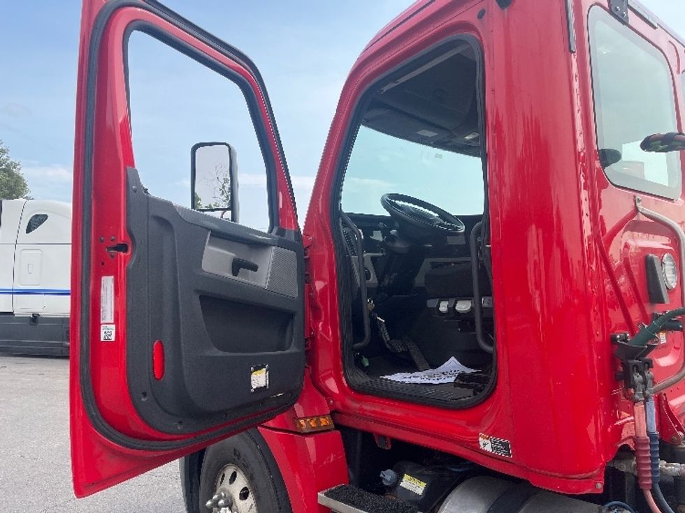 Day Cab Tractor-Heavy Duty Tractors-Freightliner-2019-T12664ST-Goshen-IN-377,722\n\t\tmiles-$ 47,500 - Image 9