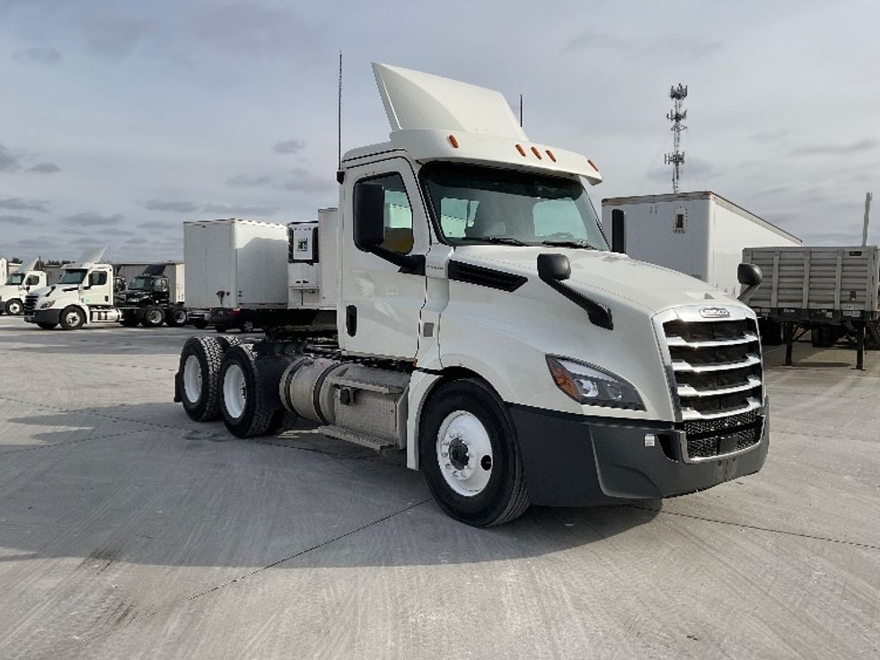 Day Cab Tractor-Heavy Duty Tractors-Freightliner-2019-T12664ST-Goshen-IN-389,247\n\t\tmiles-$ 50,250 - Image 1