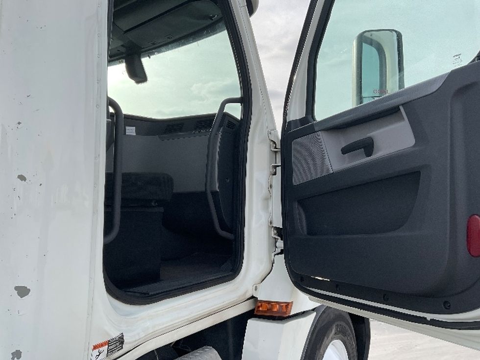 Day Cab Tractor-Heavy Duty Tractors-Freightliner-2019-T12664ST-Goshen-IN-389,247\n\t\tmiles-$ 50,250 - Image 12