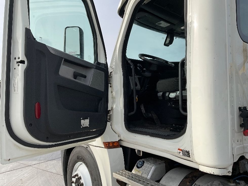 Day Cab Tractor-Heavy Duty Tractors-Freightliner-2019-T12664ST-Goshen-IN-389,247\n\t\tmiles-$ 50,250 - Image 9