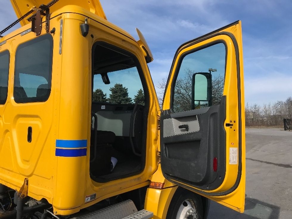 Day Cab Tractor-Heavy Duty Tractors-Freightliner-2019-T12664ST-Goshen-IN-448,081\n\t\tmiles-$ 48,250 - Image 12