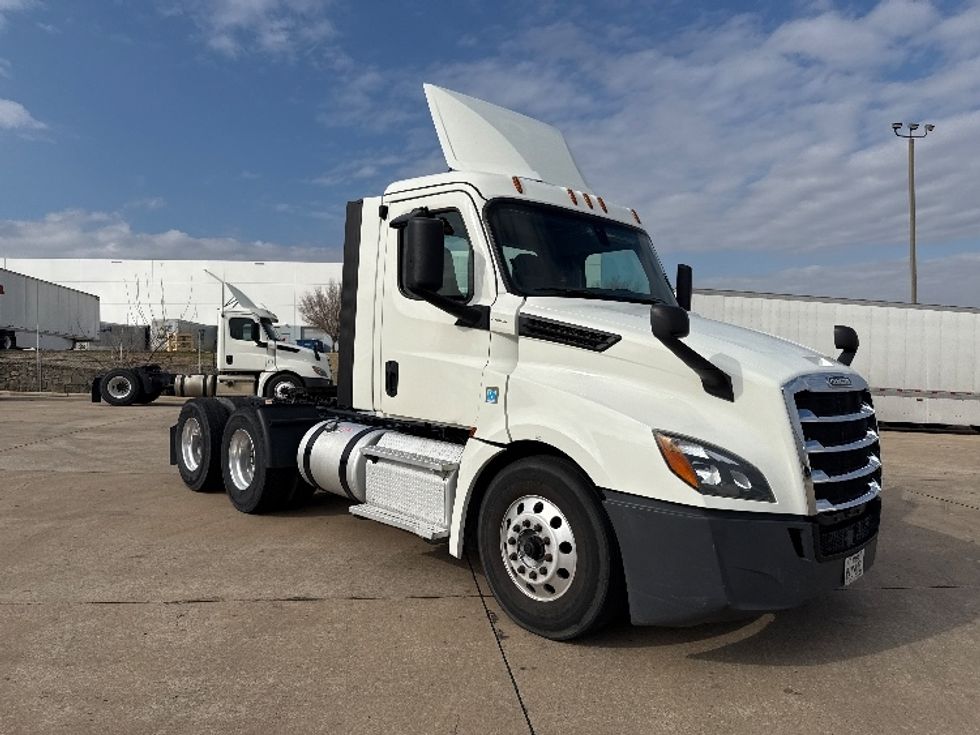 Day Cab Tractor-Heavy Duty Tractors-Freightliner-2019-T12664ST-Grand Prairie-TX-261,624\n\t\tmiles-$ 51,500 - Image 1