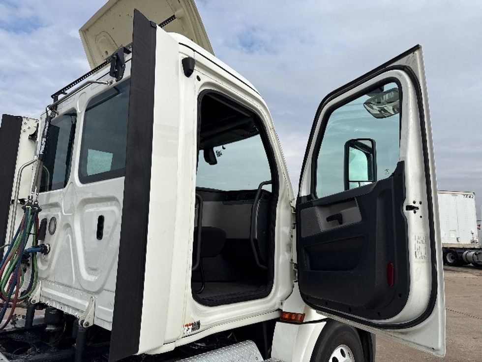 Day Cab Tractor-Heavy Duty Tractors-Freightliner-2019-T12664ST-Grand Prairie-TX-261,624\n\t\tmiles-$ 51,500 - Image 12