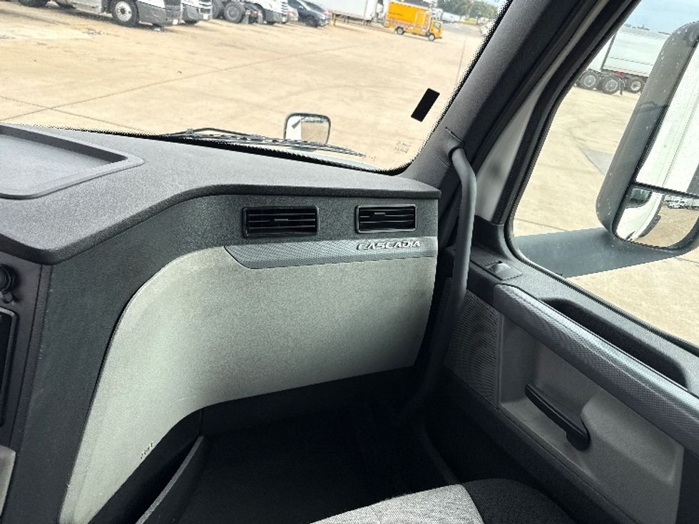 Day Cab Tractor-Heavy Duty Tractors-Freightliner-2019-T12664ST-Grand Prairie-TX-261,624\n\t\tmiles-$ 51,500 - Image 13