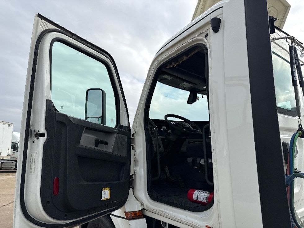 Day Cab Tractor-Heavy Duty Tractors-Freightliner-2019-T12664ST-Grand Prairie-TX-261,624\n\t\tmiles-$ 51,500 - Image 9