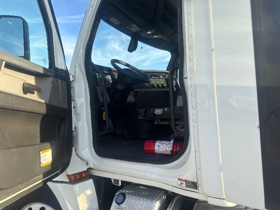 Day Cab Tractor-Heavy Duty Tractors-Freightliner-2019-T12664ST-Grand Prairie-TX-279,922\n\t\tmiles-$ 50,500 - Image 9