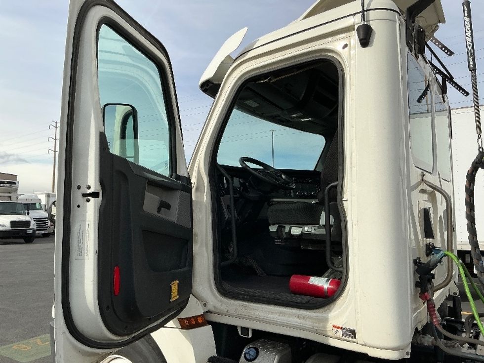 Day Cab Tractor-Heavy Duty Tractors-Freightliner-2019-T12664ST-Greeley-CO-170,978\n\t\tmiles-$ 53,750 - Image 9