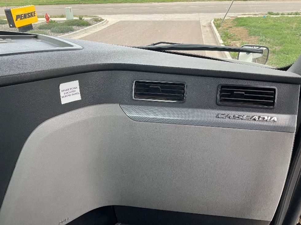 Day Cab Tractor-Heavy Duty Tractors-Freightliner-2019-T12664ST-Greeley-CO-357,535\n\t\tmiles-$ 45,250 - Image 12